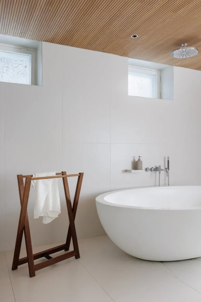 Vieser Lauha towel rack, brown oiled kebony