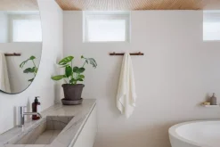 Vieser Lauha wall rack, 3 pegs, brown oiled kebony