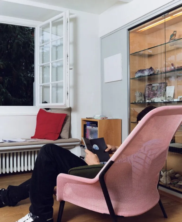 Vitra Slow Chair, red/cream - chocolate