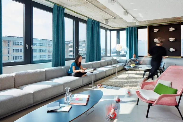 Vitra Slow Chair, red/cream - chocolate